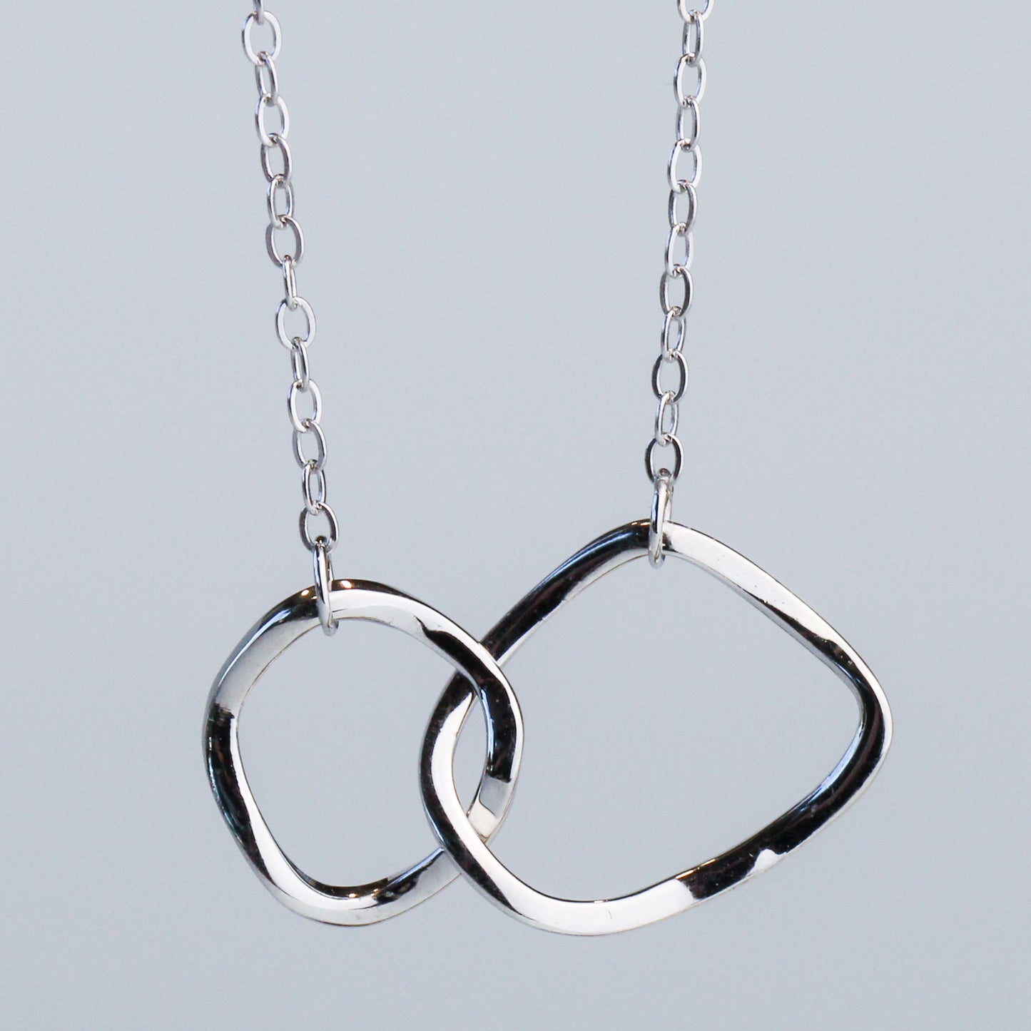 Interlocking Circles Pendant Necklace