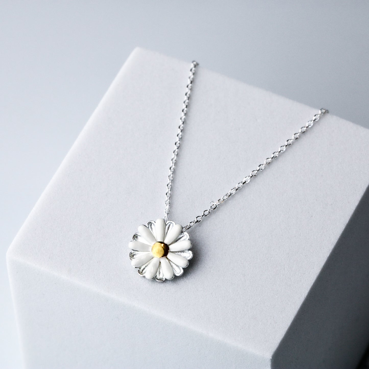 Dainty Daisy Pendant Necklace