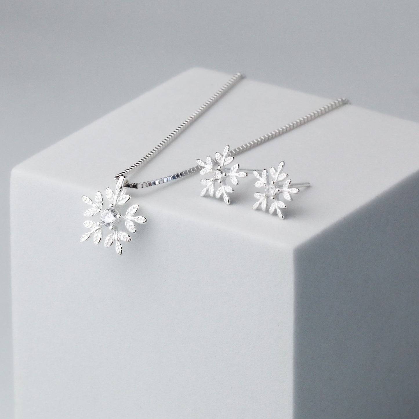 Crystal Detail Snowflake Pendant Necklace