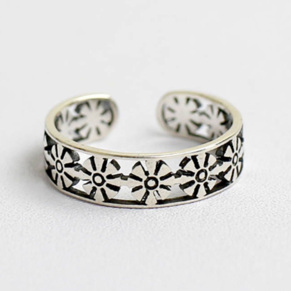 Daisy Detail Adjustable Ring