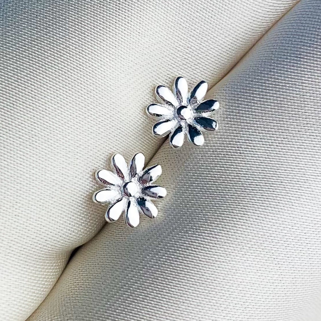 Simple Daisy Stud Earrings