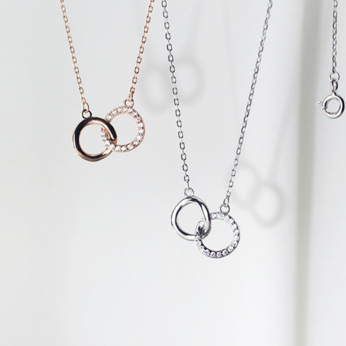 Interlocking Circles Pendant Necklace