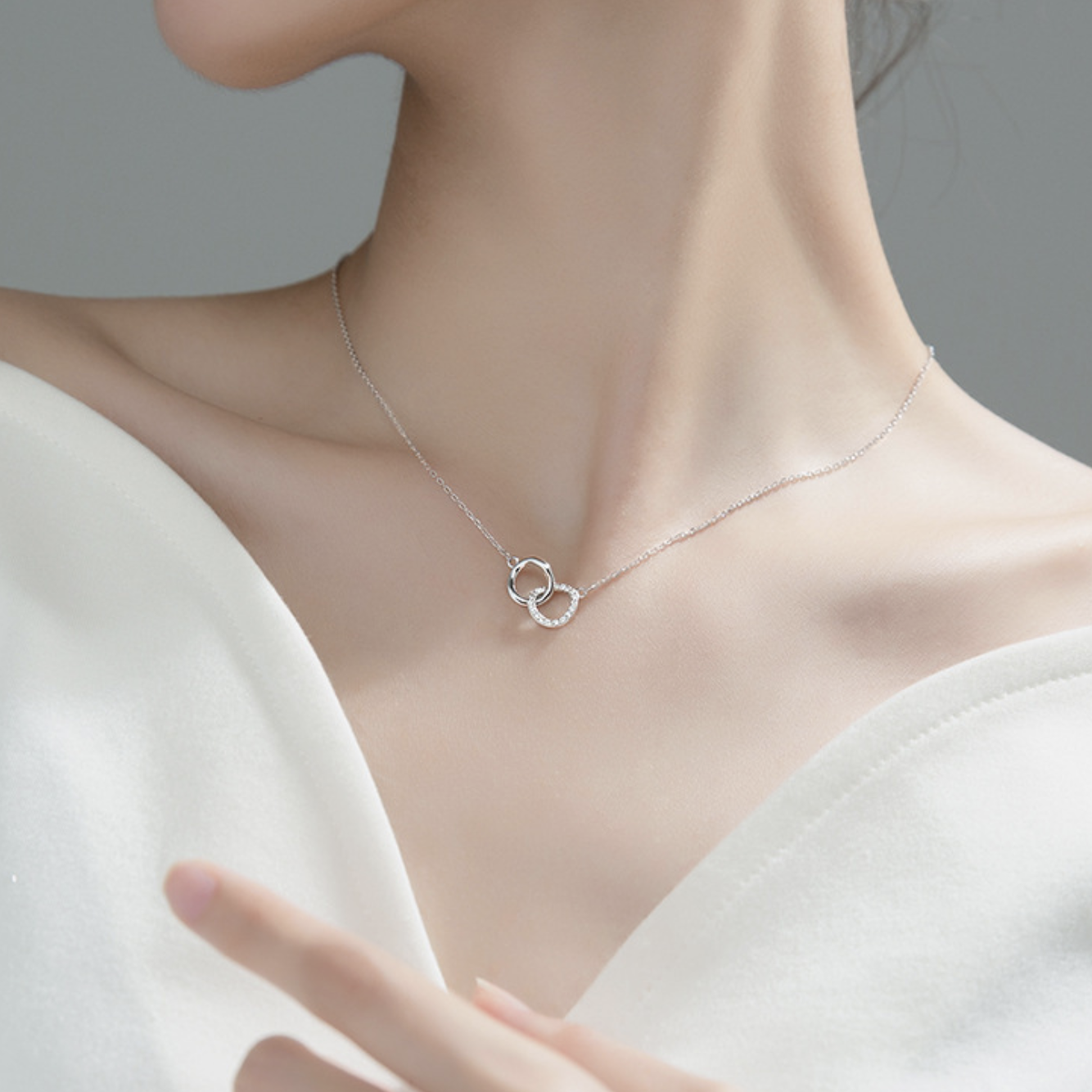 Interlocking Circles Pendant Necklace