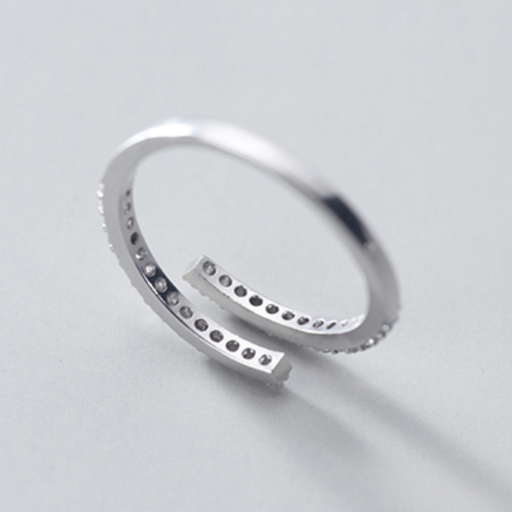 Sparkly Band Spiral Shape Ring